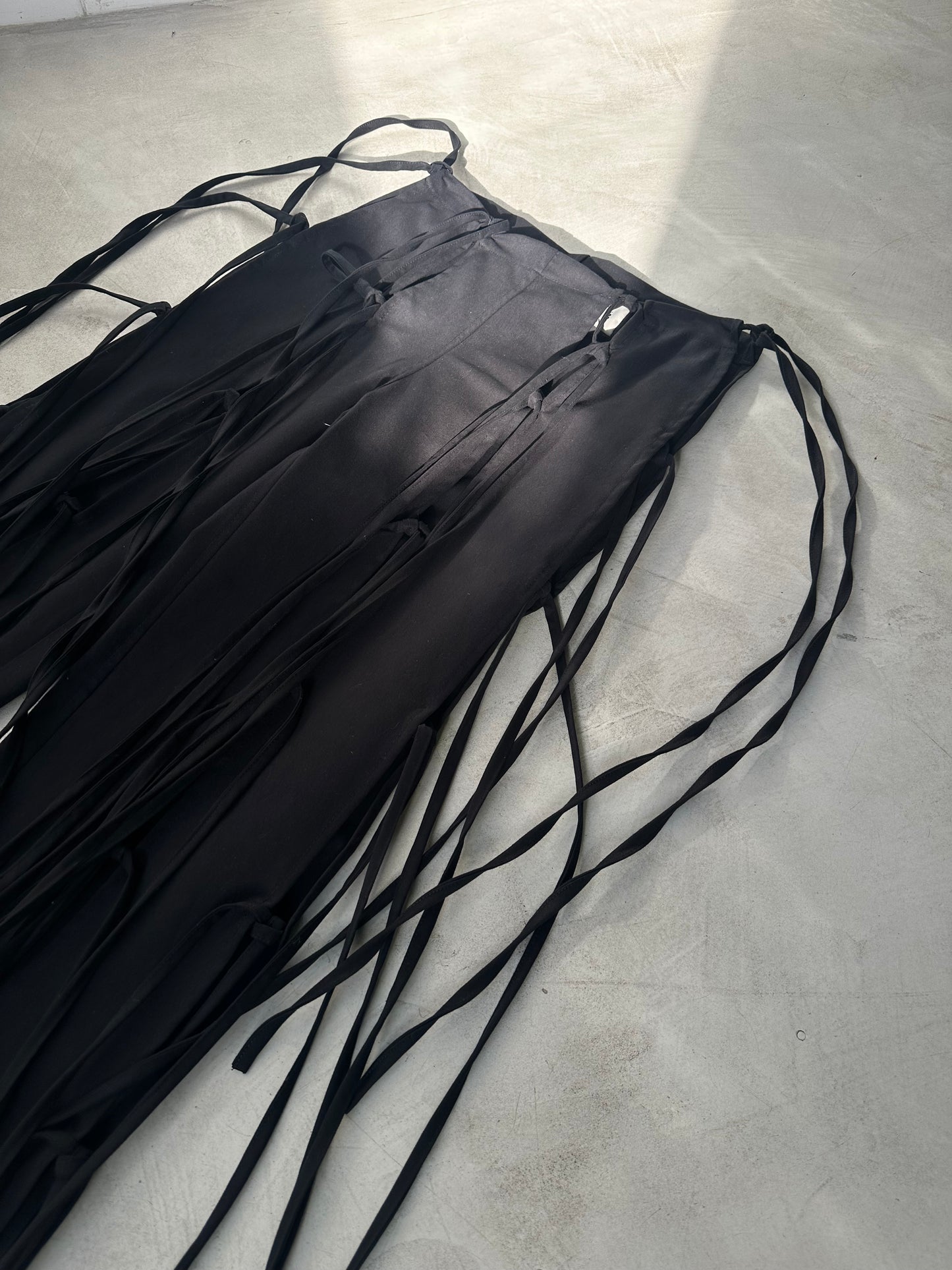 pantalón tiras largas, nudos y secretos