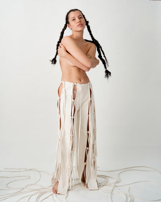 pantalón tiras largas, nudos y secretos