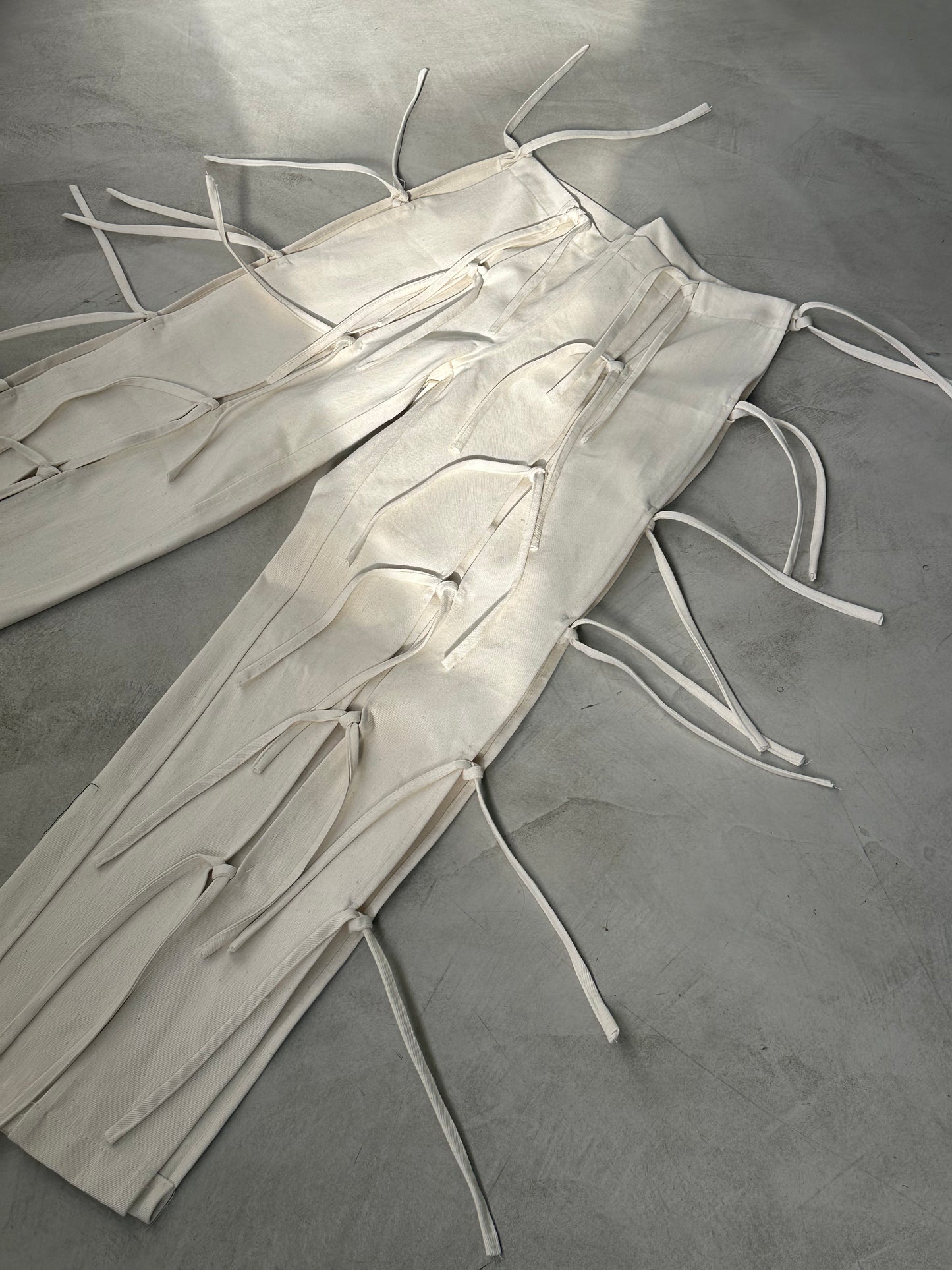 pantalón tiras, nudos y secretos